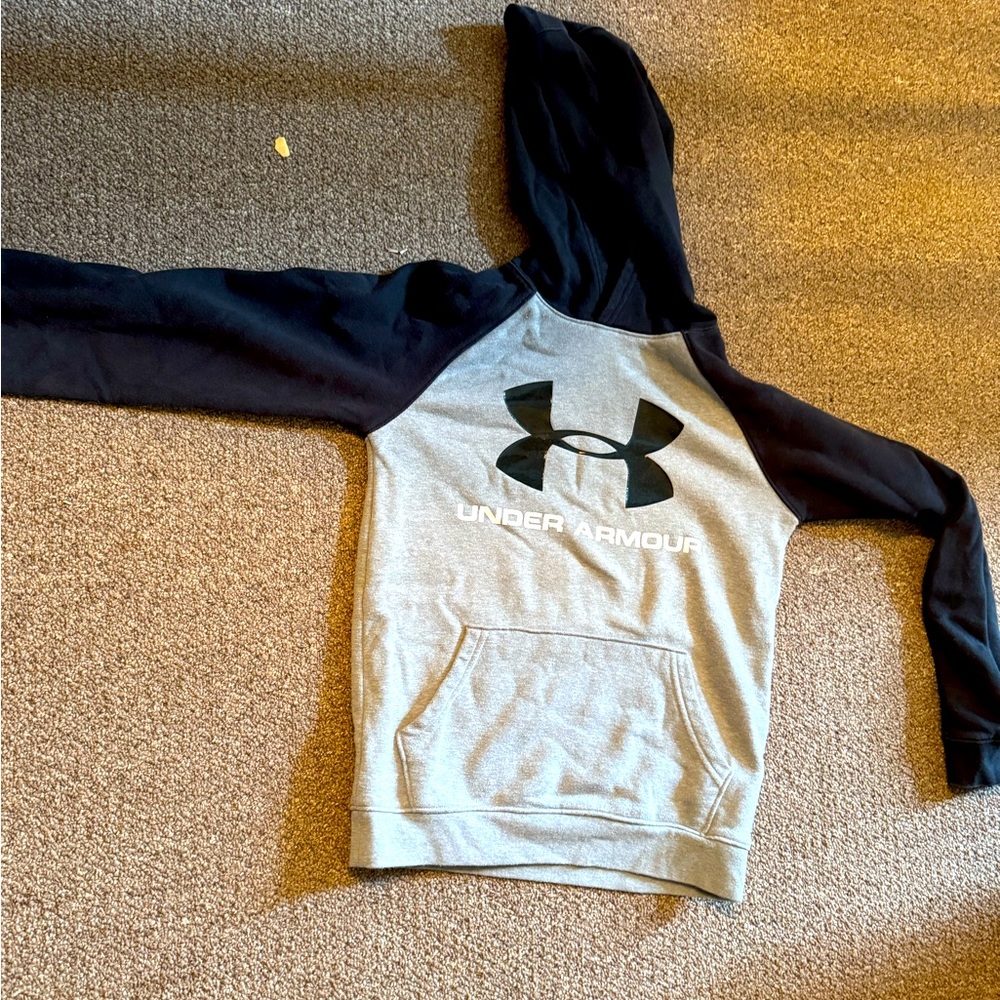 Under Armor Pull Over
Hoodie Youth Medium